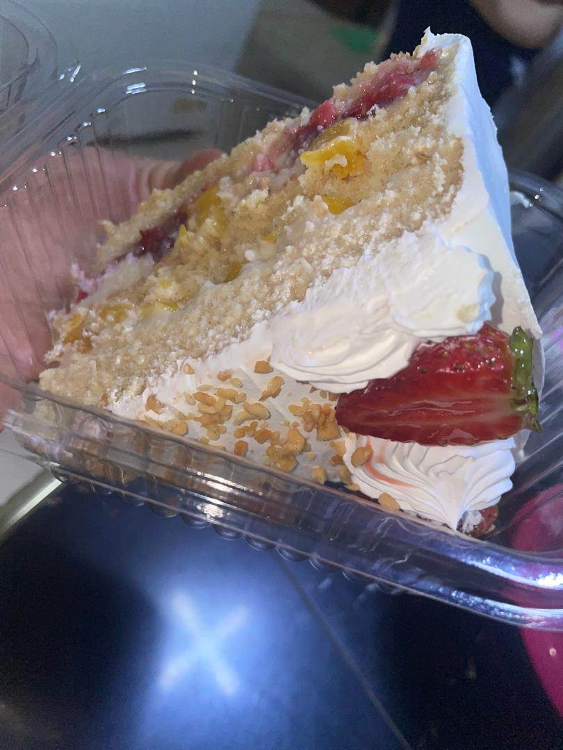 Torta con doble relleno con fresa y melocotón cubierta con chantilly