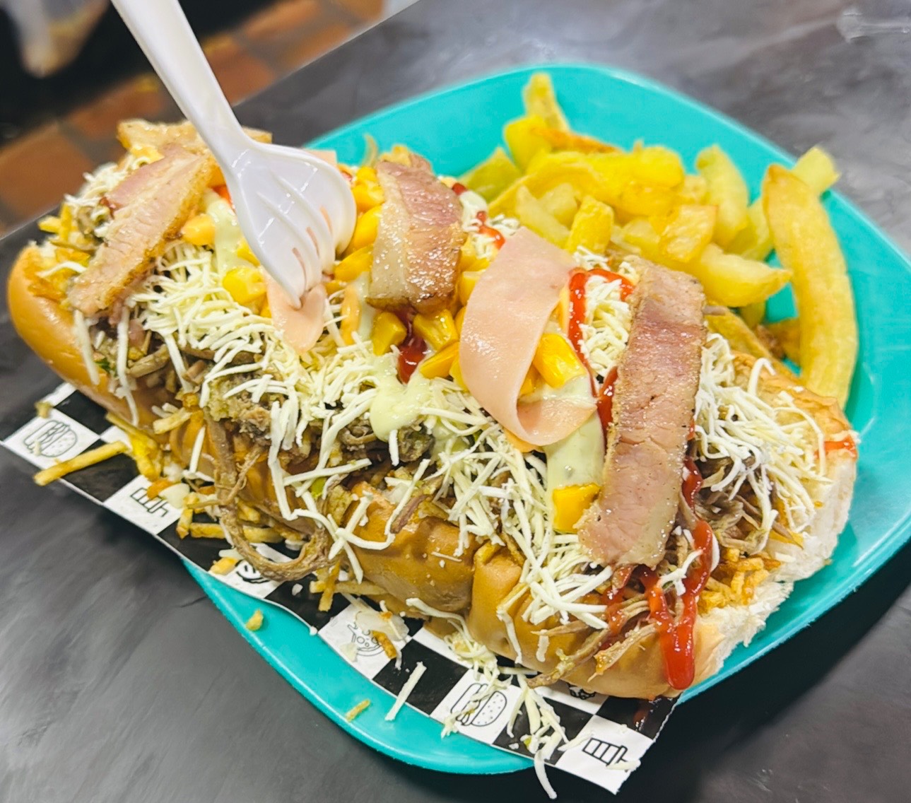 Perro caliente carne mechada 